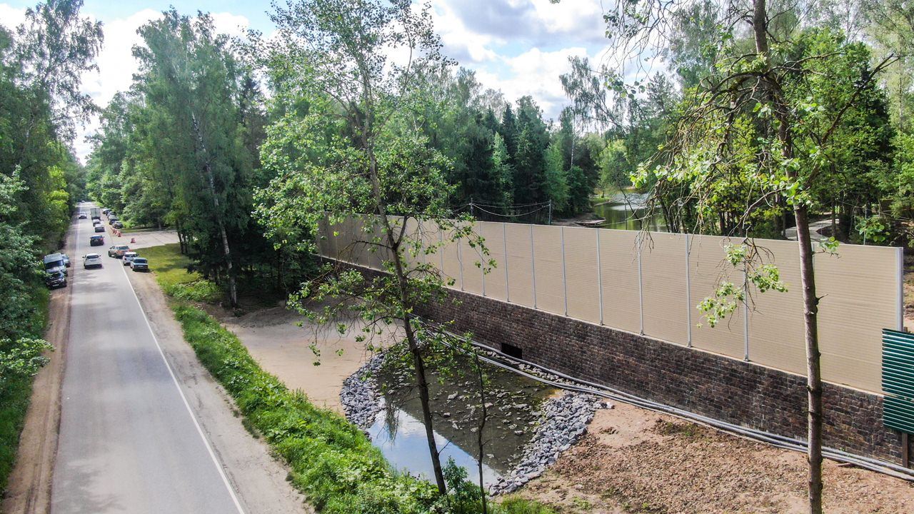 Производство и монтаж забора из сэндвич панелей с перфорацией для КП Вешки