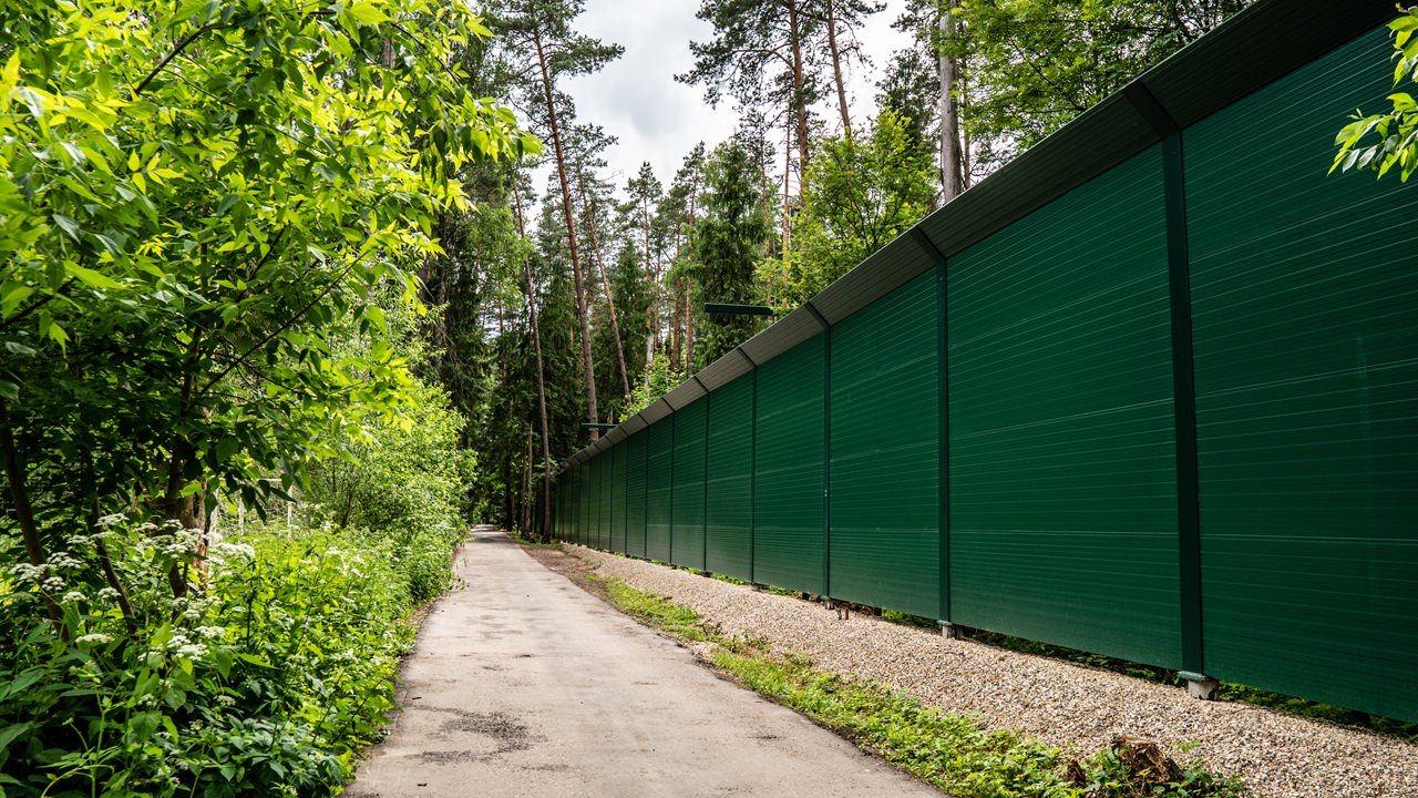 Производство и монтаж забора из сэндвич панелей для КП Маслово